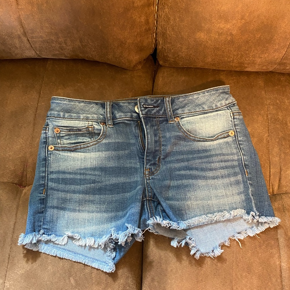 Cute ! Comfortable AE shorts !! Size 4! Midi length In good condition!